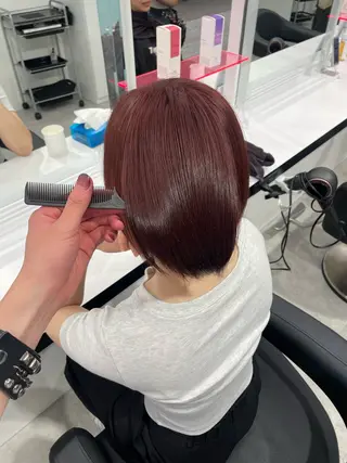 ミディアム カラー 縮毛ブリーチ／黒染め 複雑履歴／ホワイトのヘアスタイル