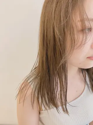 セミロング カラー 顔周りレイヤーカット ブリーチminamiのヘアスタイル
