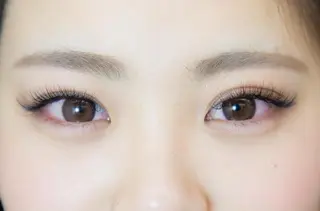 マツエク・マツパ レイヤーカット✖️ 柔らかベージュカラーのヘアスタイル