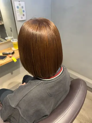 カラー もも ボブ/艶カラーのヘアスタイル
