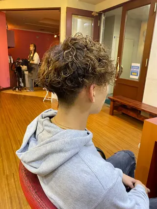 ミディアム パーマ メンズ メンズ特化 岸本 阪急六甲サロンドロイのヘアスタイル