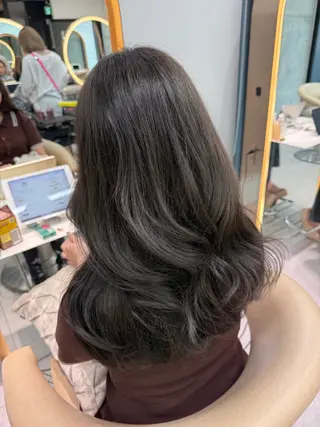 セミロング カラー shion 透明感カラーのヘアスタイル