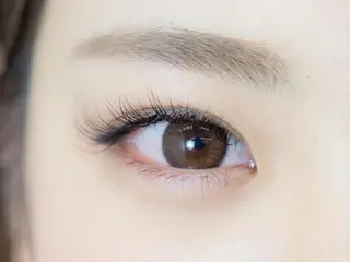 マツエク・マツパ レイヤーカット✖️ 柔らかベージュカラーのヘアスタイル