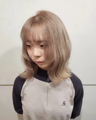 ミディアム カラー ツヤ髪✨縮毛矯正 ハイトーンカラーのヘアスタイル