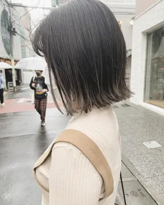ショート カラー マツエク・マツパ ハイトーンボブ 前田 表参道　グレージュのヘアスタイル