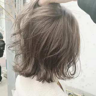 ミディアム カラー マツエク・マツパ ハイトーンボブ 前田 表参道　グレージュのヘアスタイル