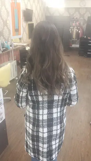 ロング カラー ヤナ マネージャーのヘアスタイル