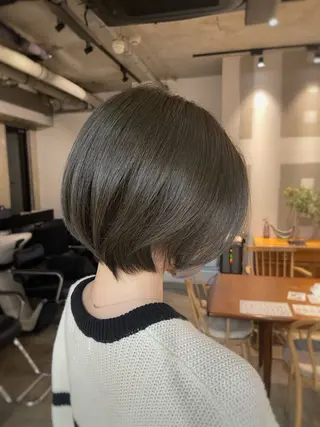 ショート まとまるレイヤー カット/透明感カラーのヘアスタイル