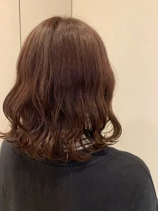 ミディアム om's poka 伊藤百花のヘアスタイル