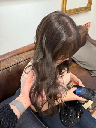ミディアム カラー ミルクティー× グレージュMOMOのヘアスタイル