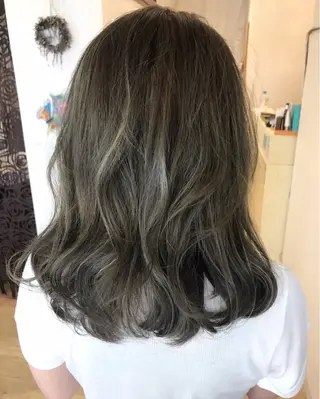 ミディアム カラー grand juteのヘアスタイル