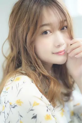 カラー 鮮やかカラーと艶髪 美容師を目指すモリーのヘアスタイル