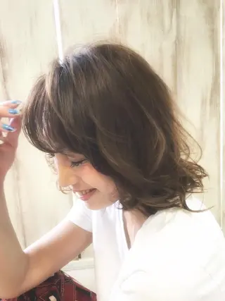 カラー セミロング AnFye une qatllのヘアスタイル