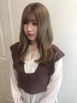 セミロング カラー MIOベージュカラー 柔らかいカラーのヘアスタイル
