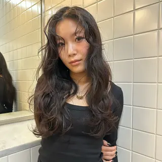 セミロング KURO 艶カラー レイヤーカットのヘアスタイル