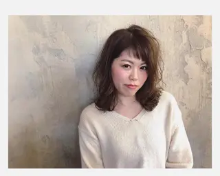 ミディアム カラー 安永 里帆のヘアスタイル