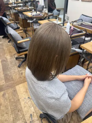 カラー ハイトーン/デザイン カラー山下莉歩のヘアスタイル