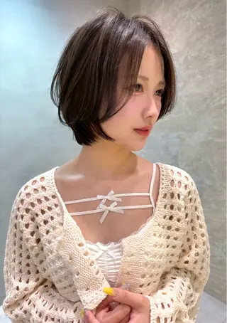 ショート 縮毛矯正／レイヤー 顔周／艶カラ-／笑璃のヘアスタイル