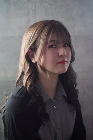セミロング カラー 豊崎 左知のヘアスタイル