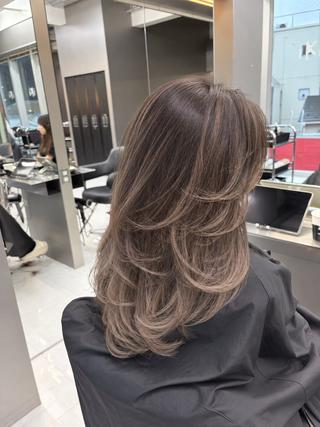 ロング ミズキバレイヤージュ レイヤーカット表参道のヘアスタイル