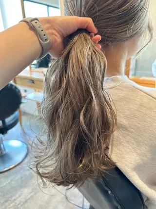 セミロング ブリーチなしベージュ カラー佐藤華厘のヘアスタイル