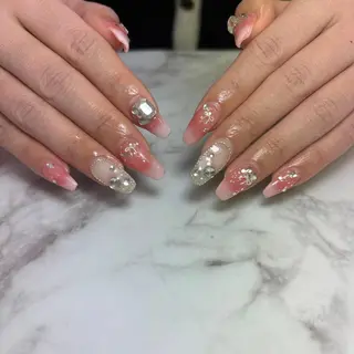 salon UNE LMA見習いスタッフのネイルデザイン