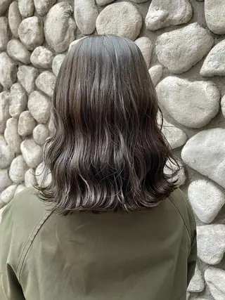 ショート 透明感オリーブ🫒/ ブリーチなしWカラーのヘアスタイル