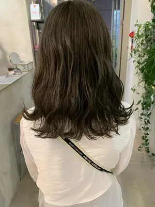 ミディアム カラー ネイル ハイトーンボブ 前田 表参道　グレージュのヘアスタイル