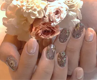 ミディアム ネイル Blowe ニュアンスのネイルデザイン