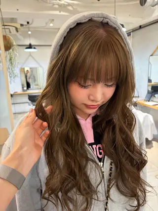 ロング カラー ミルクティー× グレージュMOMOのヘアスタイル