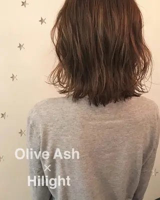 ミディアム カラー 市川 千夏のヘアスタイル