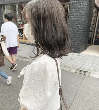 セミロング カラー ネイル ハイトーンボブ 前田 表参道　グレージュのヘアスタイル
