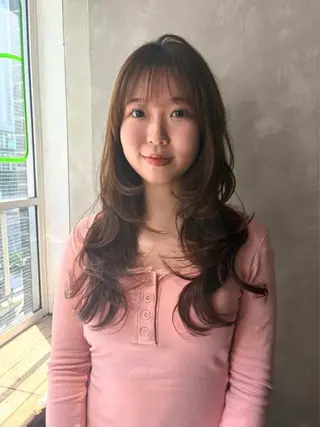ロング コナカ モエのヘアスタイル