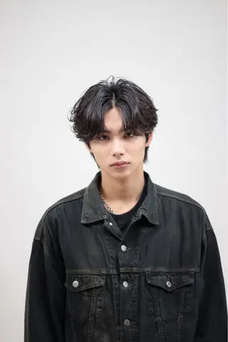ミディアム パーマ ヘアアレンジ メンズ 🔥ニュアンス フェザー小林海斗🔥のヘアスタイル