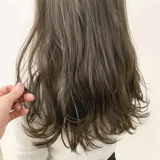 ミディアム カラー ネイル ハイトーンボブ 前田 表参道　グレージュのヘアスタイル