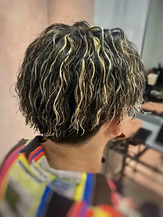 ミディアム カラー パーマ メンズ メンズツイスパ波巻き 橋本貴志ブリーチのヘアスタイル