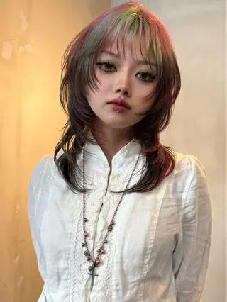 ミディアム カラー イツク ⚡️ ルーツ/ハイトーンのヘアスタイル