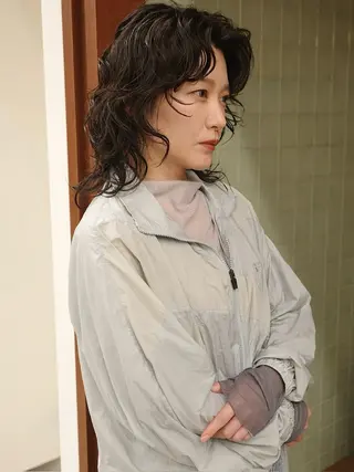 ミディアム パーマ (h)wim ウィムのヘアスタイル