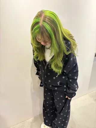 ロング カラー ヨシノ マナウのヘアスタイル
