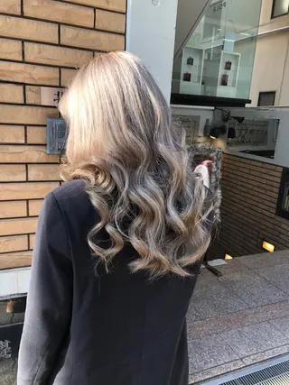 セミロング カラー ワンホンレイヤー エクステづまのヘアスタイル