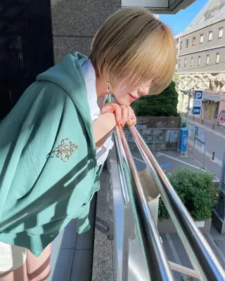 ショート 透明感オリーブ🫒/ ブリーチなしWカラーのヘアスタイル