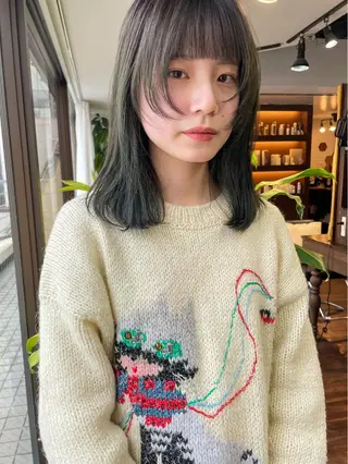 セミロング オカモト ミユウのヘアスタイル