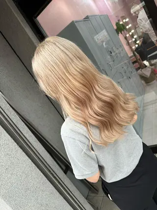 セミロング カラー ブリーチ特化🌈 MANATOのヘアスタイル