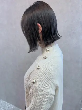 ショート 透明感オリーブ🫒/ ブリーチなしWカラーのヘアスタイル