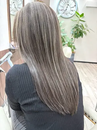 ロング ハイトーンカラー/ YUTAのヘアスタイル
