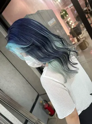 セミロング カラー ブリーチ特化🌈 MANATOのヘアスタイル