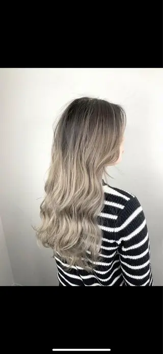 セミロング カラー ハイトーンブリーチ 土坂　由志【京都】のヘアスタイル