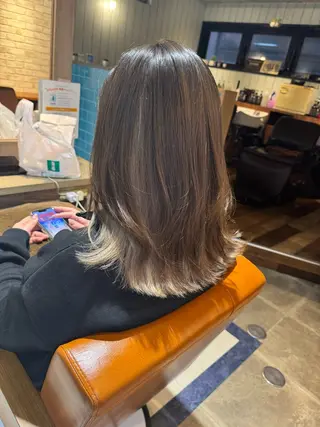 セミロング 🩵盛れる顔周り/ 艶カラーemi🩵のヘアスタイル