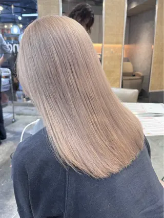 セミロング カラー 失敗しないハイトーン ミルクティーベージュのヘアスタイル