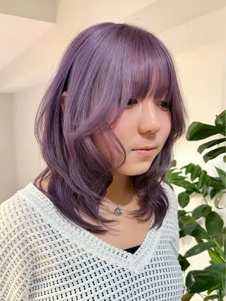 ミディアム カラー 失敗しないハイトーン ミルクティーベージュのヘアスタイル